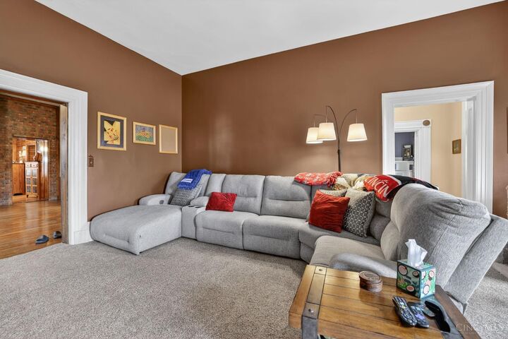 Large great room with room to gather and entertain